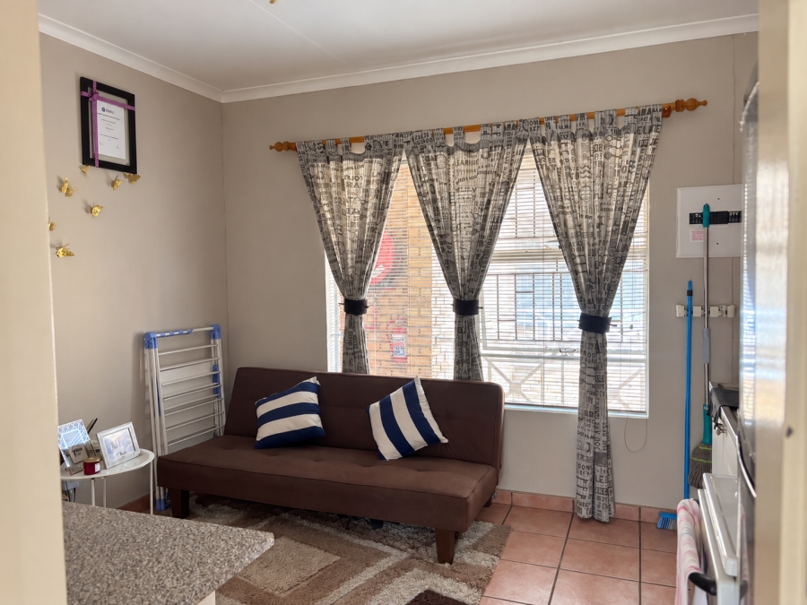 To Let 1 Bedroom Property for Rent in Kannoniers Park North West